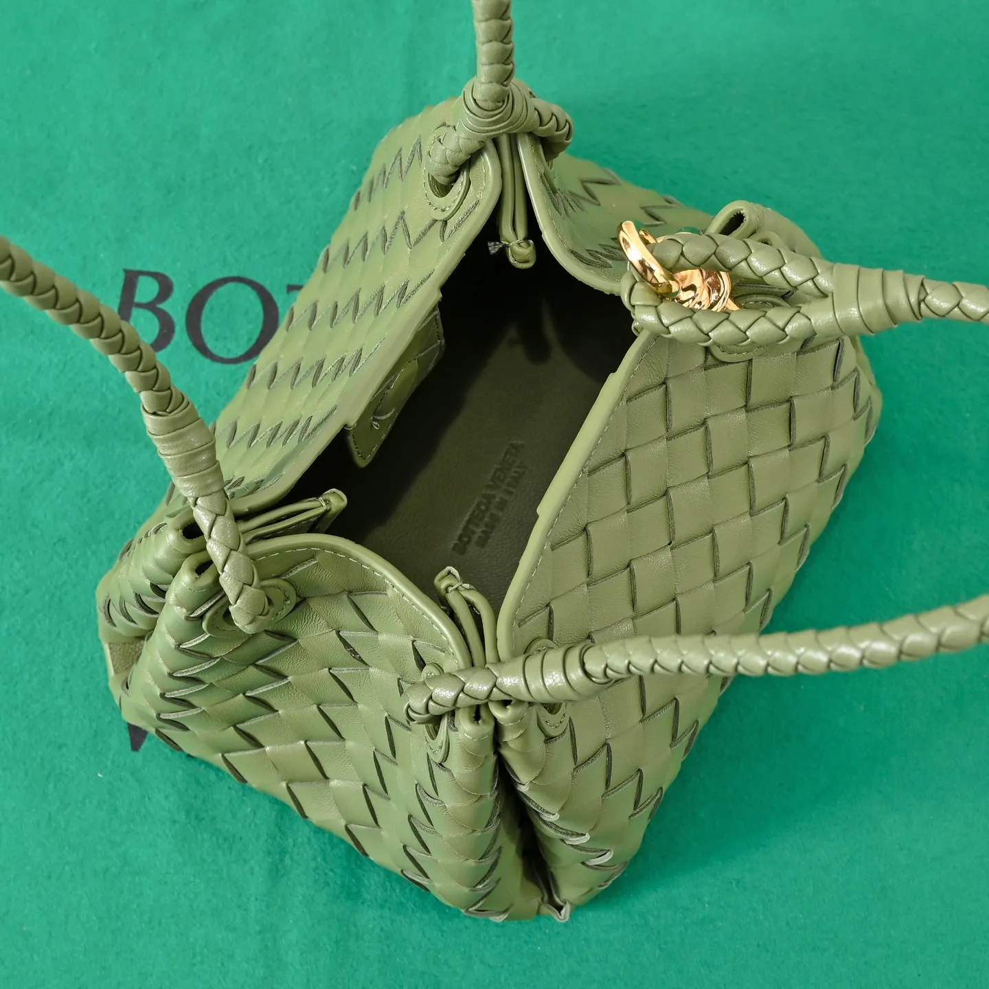 Batch 1760 BV home is new! Andiamo combines Bottega Veneta archives parachute handbags to inherit retro elements and integrate modern trends. The same style as Shu Qi's Beijing Night. It is a continuation of the classic bag. It has three functions: hand carry, shoulder and cross-body. It is embellished with metal brass knot buckles. The capacity of the small one is amazing. It can easily hold sunglasses in a box/small bottle of water/powder powder/charger and other daily necessities when going out. The upper body is versatile. Style number: 6569 Size: 21*17*16.5cm